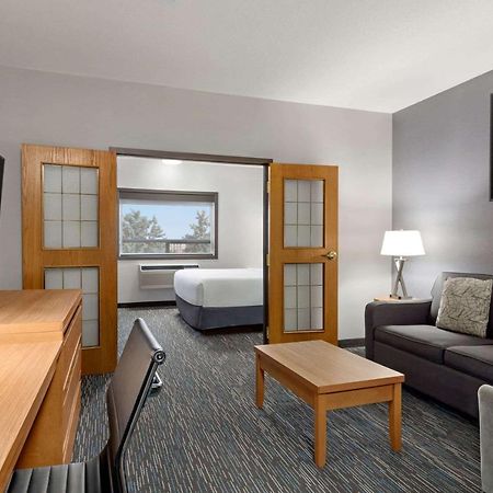 Wingate By Wyndham Lethbridge Hotell Exteriör bild