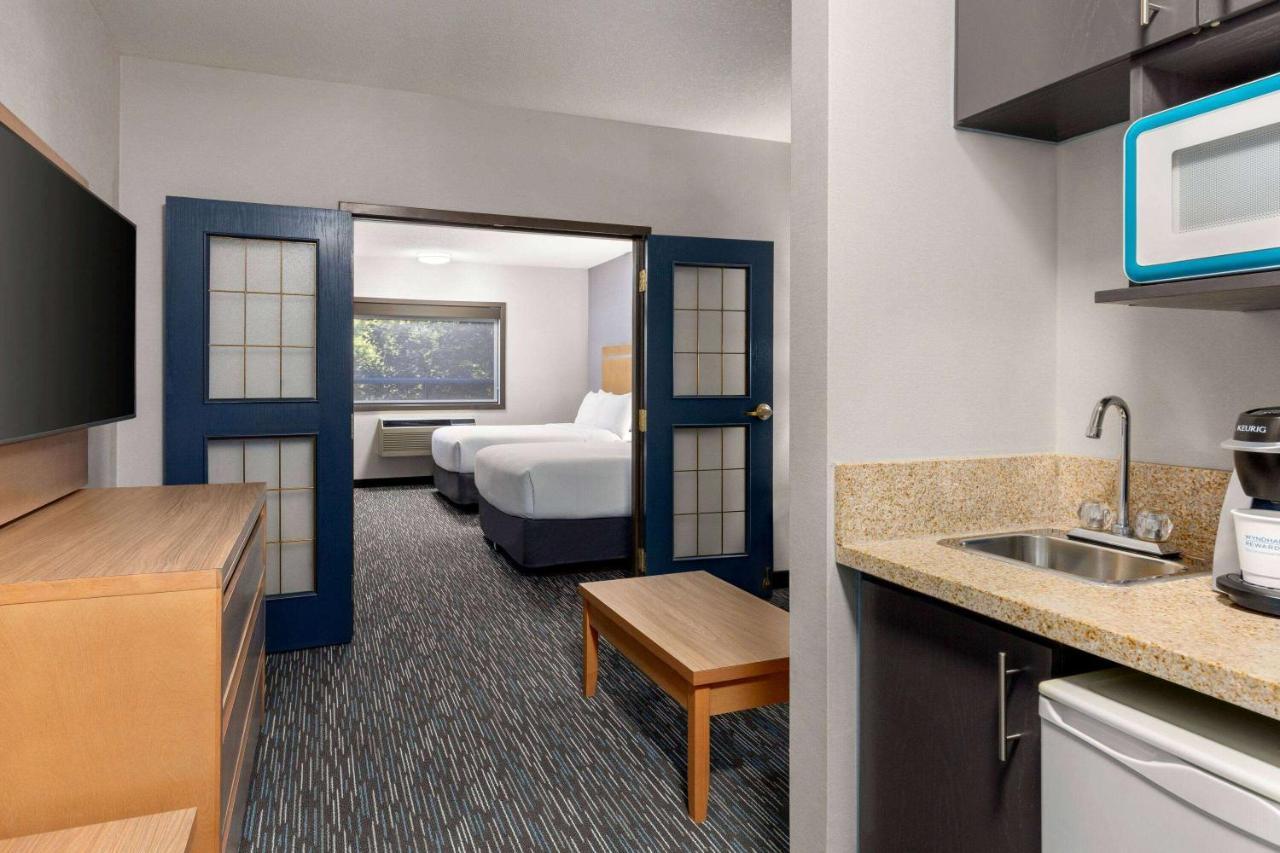 Wingate By Wyndham Lethbridge Hotell Exteriör bild