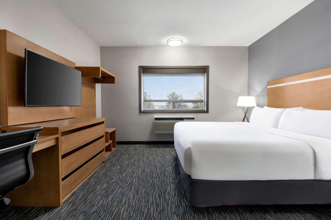 Wingate By Wyndham Lethbridge Hotell Exteriör bild