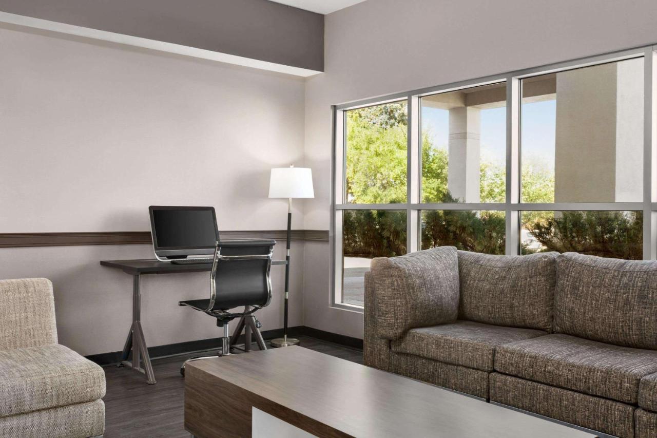 Wingate By Wyndham Lethbridge Hotell Exteriör bild