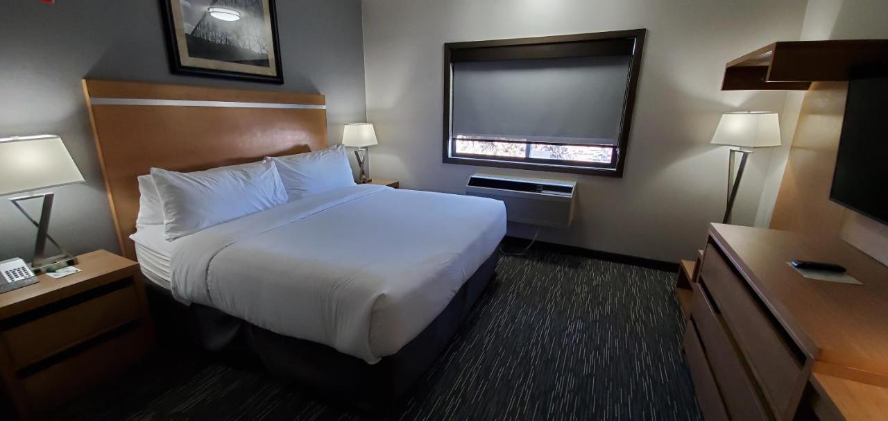 Wingate By Wyndham Lethbridge Hotell Exteriör bild