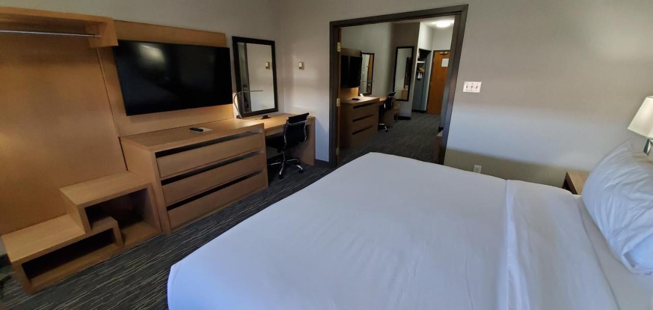 Wingate By Wyndham Lethbridge Hotell Exteriör bild